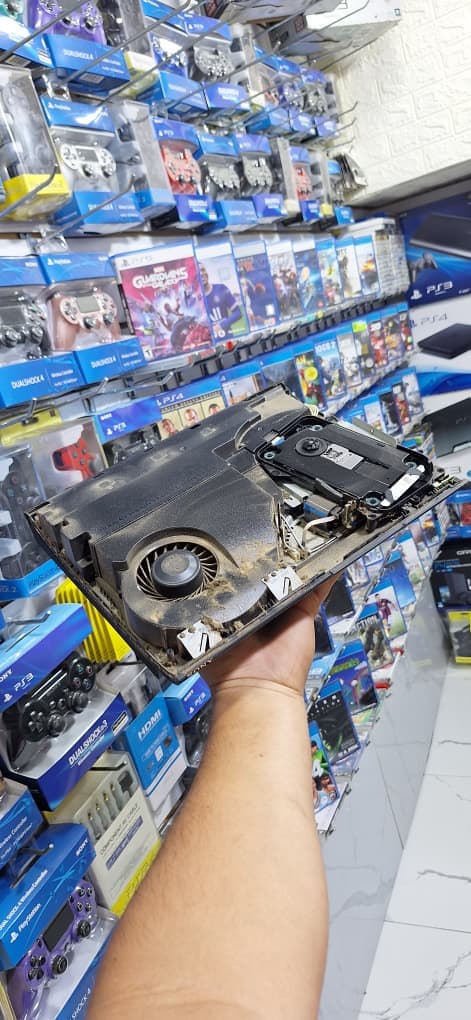 Técnico inspeccionando la consola ingresada para limpieza.