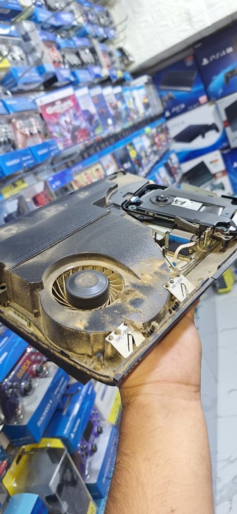 Partes internas de la consola separadas sobre la mesa de trabajo.